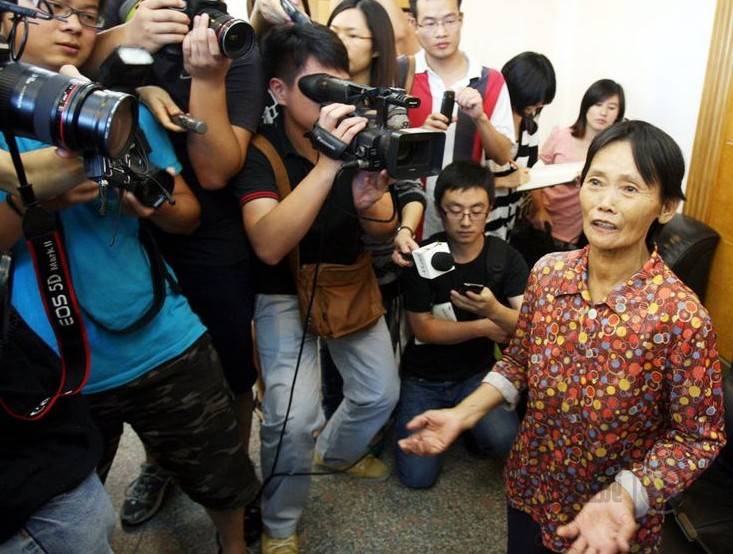 此前救起两岁女童小悦悦的拾荒阿姨陈贤妹近日引起全国媒体的关注