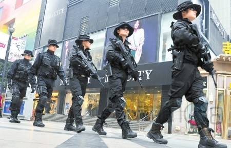 成都女子特警队亮相 空手擒拿两招甩翻壮汉