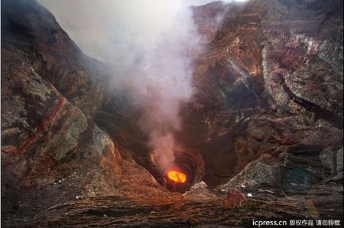 据悉,马鲁姆火山是全球1500座活火山之一,它位于安布里岛上.