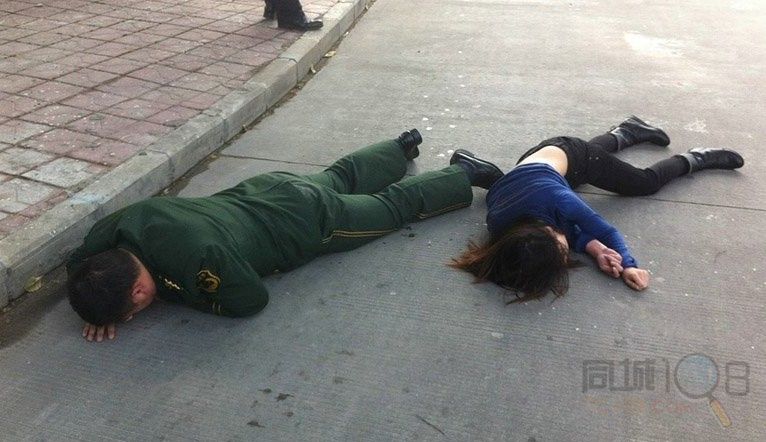 图为在众人的一片惊呼声中,武警周哲平伸出双手,接住跳桥女子廖某,但