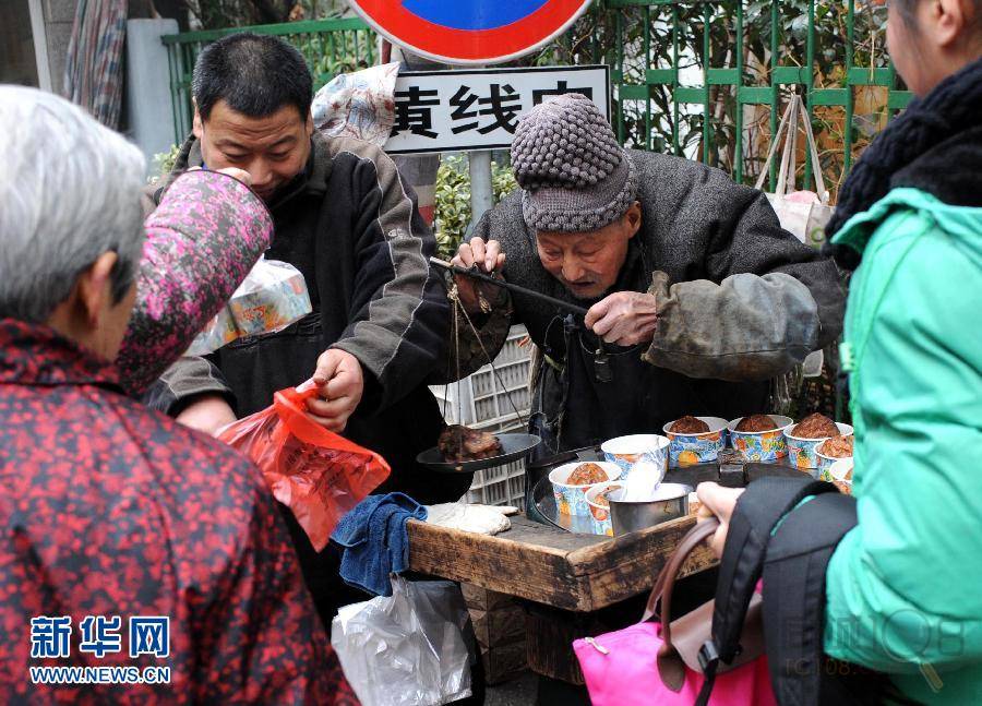 年近九旬自食其力 "烤梨爷爷"走红网络