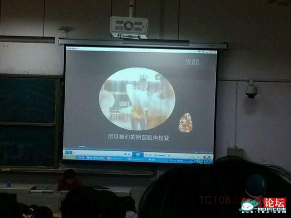 逆天了!老师在课堂上播放春宫图教性爱过程(组图)
