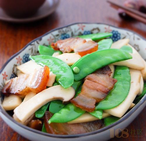豆腐烧腊肉·香煎黑椒杏鲍菇·芋头蒸腊肉·秘制杏鲍菇卤肉拌饭