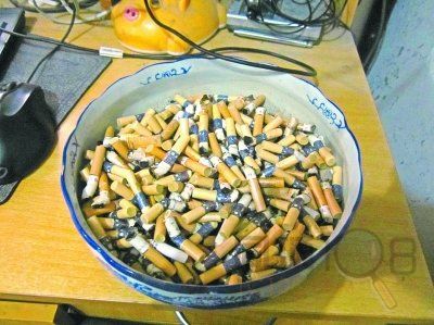 大三男生为戒烟用花盆攒烟头"吓"自己(图)