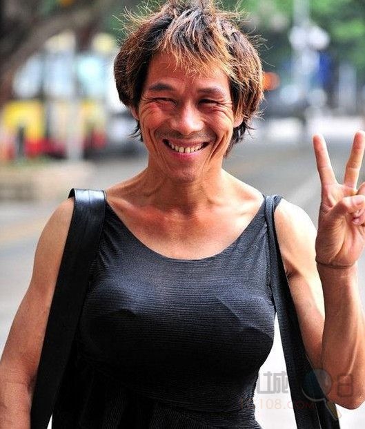 广州街头现短裙猛胸伪娘(组图)