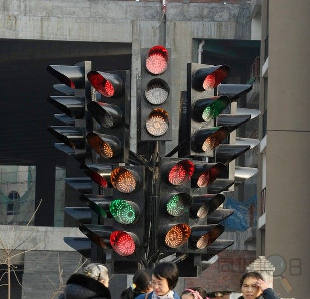 重庆一景区14组红绿灯看晕司机 致拥堵数公里